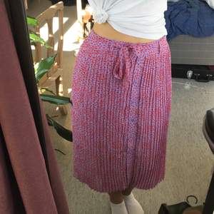 Underbar kjol från Monki storlek M. Under plissen finns en kort underkjol✨ Råkade beställa dubletter, så den är helt oanvänd!