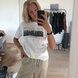 T-shirt - Cool T-shirt med effekt på trycket. Aldrig använd. Köpt på killavdelningen på zara kids i stl. 13-14 men passar mig som är XS/S och är till och med lite stor.