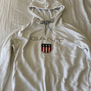 Gant hoddie - Gant hoddie, använd en staka gånger och den är i väldigt bra sick. Hör av er vid intresse! 
