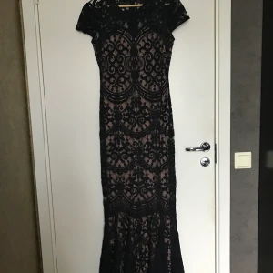 Festklänning - Svart/nude spetsklänning med fin passform. Mjukt och lätt stretchigt material som känns lyxigt.