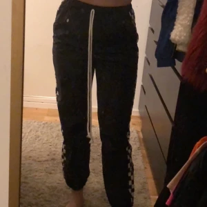 Svartvita prasselbyxor - Ett par svartvita prasselbyxor i storlek S... ⚡️  Kolla gärna in resten i min profil 🌎 Pris går att diskuteras!  Köpare står för frakt  📦 (44kr) totalt- 74kr 