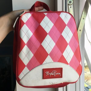 Björn Borg necessär  - Intressekoll på retro, rutig Björn Borg necessär i trendiga färgerna rött, rosa och vitt🌟 Har fack och nätficka med dragkedja, perfekt till resan! Det enda felet är att den är lite sprucken nertill, men det syns inte jättemycket💕