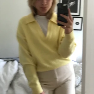 Fin kofta/tröja  - Jättefin kofta från zara !! Knappt använd, jättefint skick!! Nypris 350kr, säljer för 200+frakt, säljer pga att jag inte använder den så ofta :(