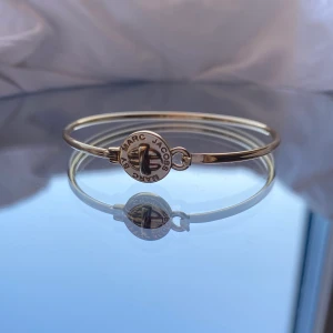 Marc by Marc Jacobs  - Marc by Marc Jacobs guld armband, nypris 1500 säljer pga att jag inte andvänder så ofta!