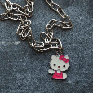  - Jätte gulligt hello kitty halsband. Frakten är inkluderad