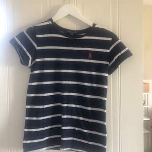 Marinblå & vit randig T-shirt från Ralph Lauren i storlek XS, i bra skick 