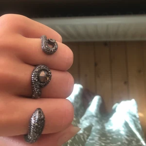 Ringar - Svinsnygg ring för tre fingrar, skulle gissa på storlek S/M