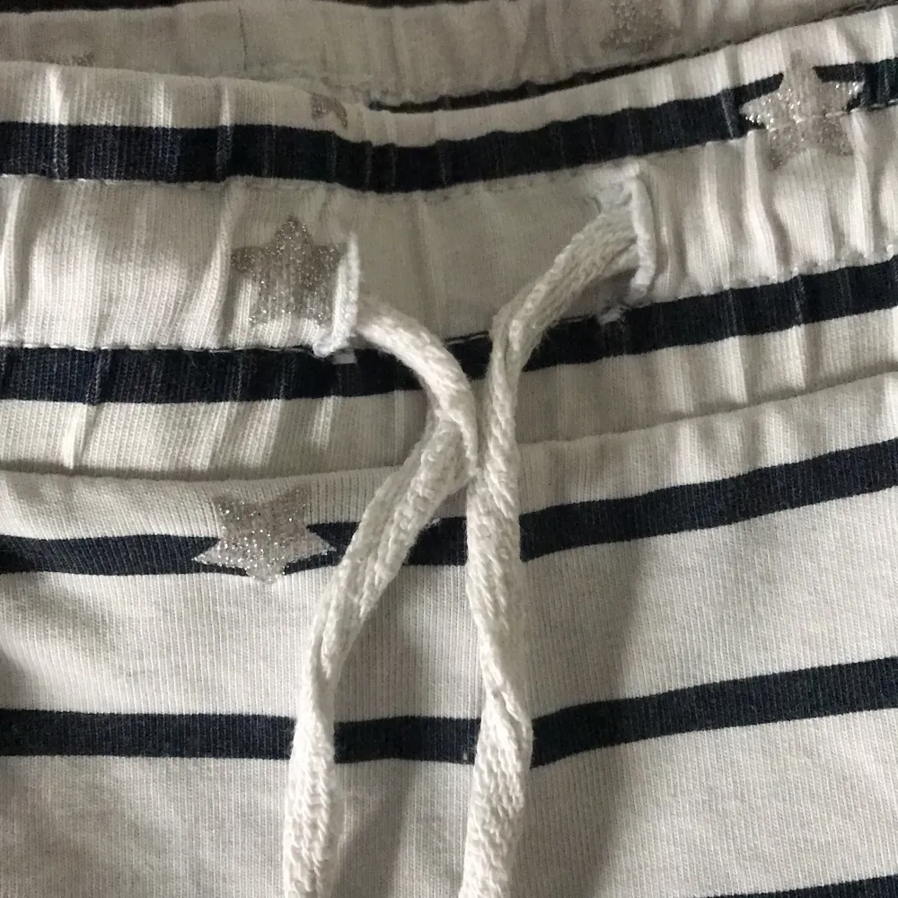 Ett par shorts i vit, mörkblå med silvriga stjärnor,använda ungefär 3vecko, ni står för frakten:). Shorts.