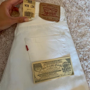 Oanvända Levis jeans - Gaaalet snygga, köpte dom från en annan här på plick (nya) men dom passade inte tyvärr, dom är endast testade av mig! Sen har jag inte rört dom. Lappar kvar osv💖