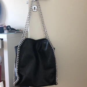 Läder väska från tiamo - As snygg läder väska med silver kjedjor från tiamo. Säljes pga kommer inte till användning. Praktiskt väska som ör stor, snygg och har många fack! Priset startar på 250kr👌🏼💘