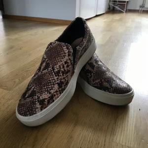 Skor i nyskick - Superfina skor strl 39. Änvända ett fåtal gånger så i väldigt fint skick💞 står ej för frakten