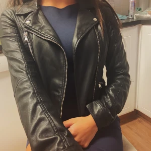 Skinnjacka Zara - Skinnjacka i storlek 36 ifrån Zara. Säljes för 150 kr inkl frakt 💕