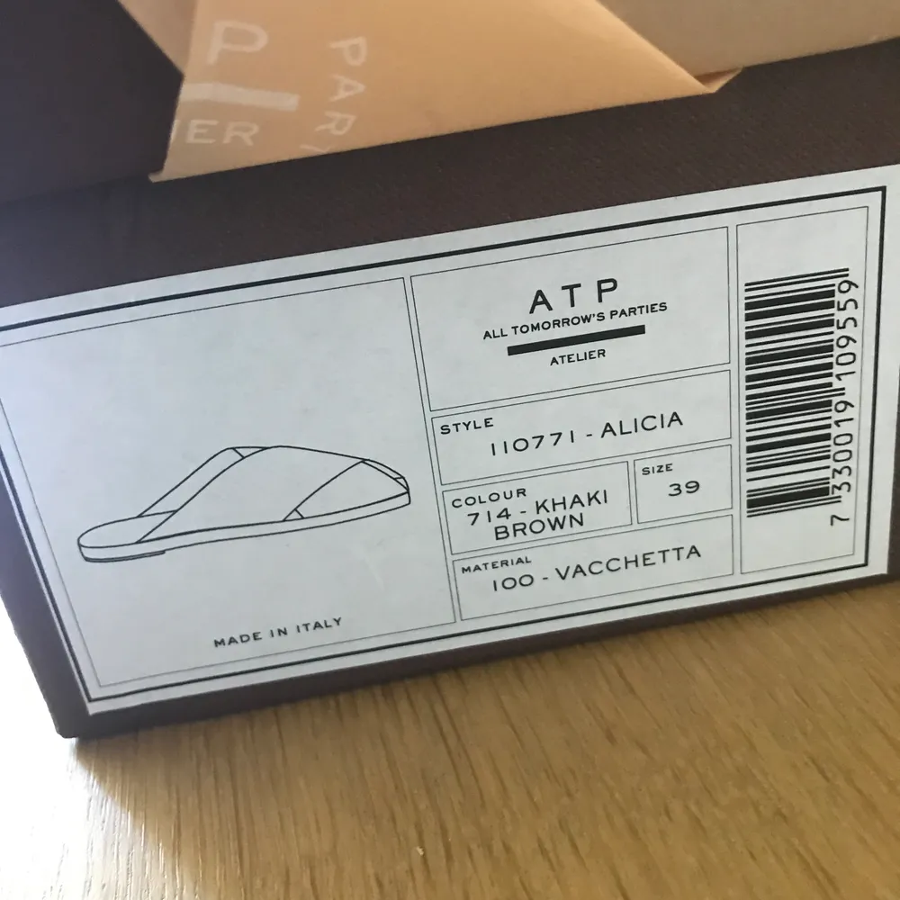 ATP Atelier sandaler köpta i juni och använda enbart 2 gånger. I väldigt bra skick, men syns lite slit här och var! . Skor.