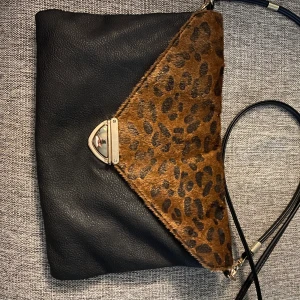 Väska - Väska med långt band, använd men i gott skick. 