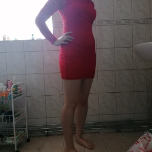 Röd spetsklänning cubus - Jättefin klänning i spets, röd och tajt. Säljes eftersom ärmarna sitter för tajt för mig med M och den är XS. Ganska bra skick, använd några gånger. Hund och katt finns i hemmet. 100kr + frakt 