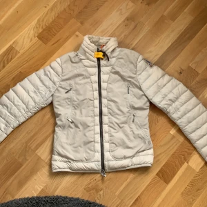 Parajumpers vår/höst jacka  - En jätte skön vår/höst jacka från parajumpers i storlek S, jag är 1,63 och sitter super bra på mig använd fåtal gånger köpt för 3800kr säljer min för 1800kr (köparen står för frakten) 