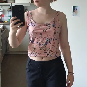 Super gulligt linne från Gina Tricot - Gulligaste linnet från Gina Tricot! Ljus rosa med små blommor på och djup skärning i ryggen. Stl M och säljer då det tyvärr är för stort för mig:(