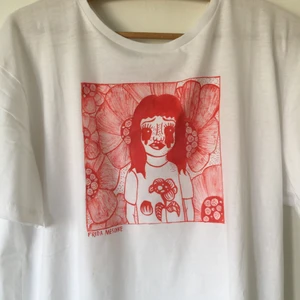T-shirt  - Brukar rita på t-shirts med posca pennor. Plagget skall hälst tvättas i låg temperatur för att undvika att plaggets färg bleknar något. Pris 200kr + 63kr frakt! KÖP KÖP KÖP💖 Strl L så ser bra ut på de absolut flesta. 