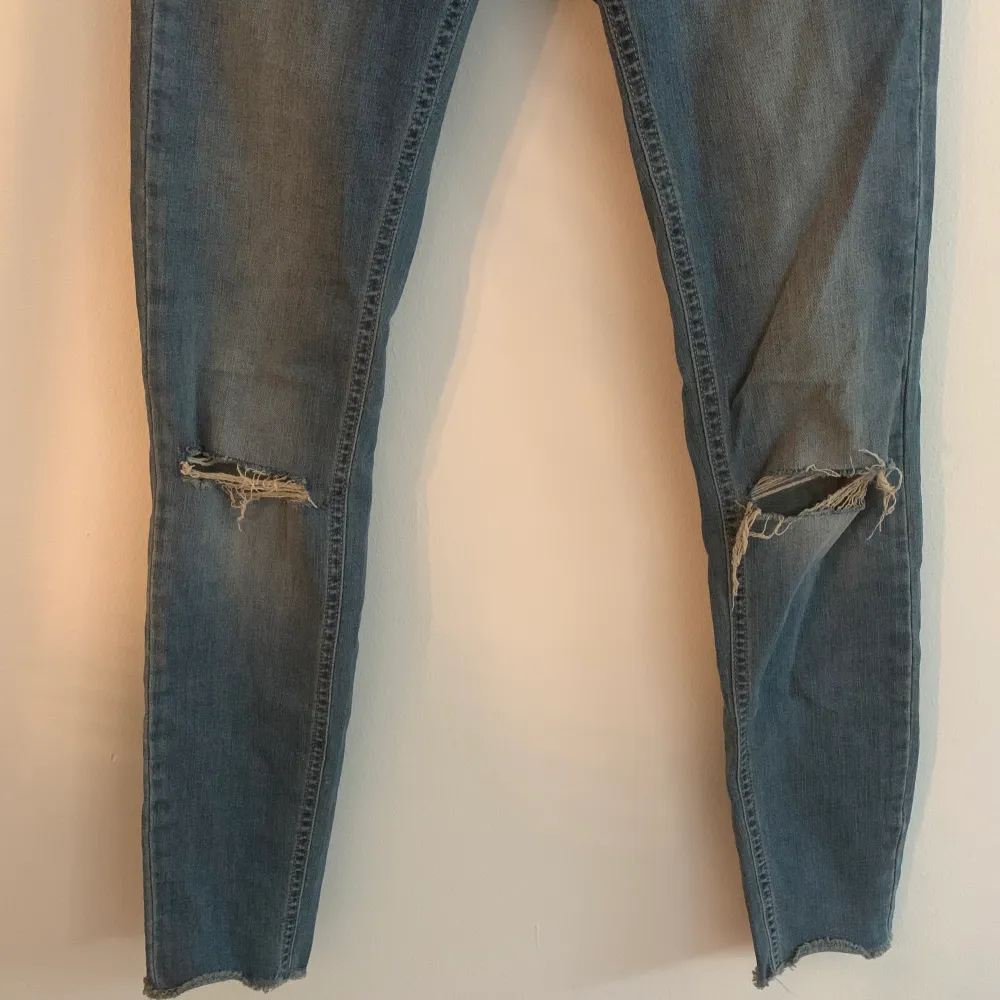 Superfina slitna jeans från Gina tricot. Köparen står för frakten. Fraktar endast.. Jeans & Byxor.