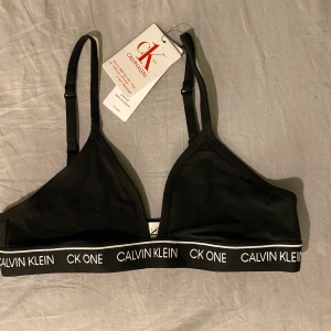 Calvin Klein BH-topp - Äkta Calvin Klein i svartvit färg. Nypris var 499. Säljer för 200. Det ska vara storlek M, men den är mer som en XS/ liten S. Aldrig använd, endast provad. Etiketten finns kvar på den! 100 kr, frakt tillkommer!