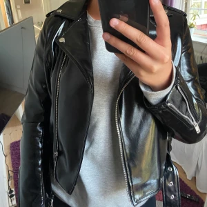 Jacka från GLAMORUS - Väldigt snygg lackjacka som jag köpte på asos i vintras, använd ett par gånger men fortfarande i väldigt fint skick. En tråd har lossnat från sömmen uppe på axeln men ingenting som stör funktionen( se andra bilden)