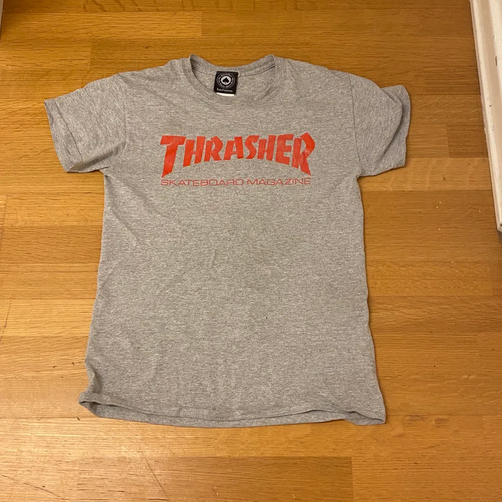 Trasher t-shirt, använd men fortfarande bra skick😊 kontakta om ni vill ha billigare pris eller nåt sånt. Köpt för 490 spen, ingen flame😉☺️. Kjolar.