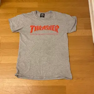 Trasher t-shirt, använd men fortfarande bra skick😊 kontakta om ni vill ha billigare pris eller nåt sånt. Köpt för 490 spen, ingen flame😉☺️