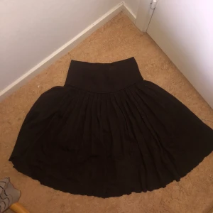 Unik brun kjol! - Hittad second hand för flera år sen. Unikt utseende, kan bäras på lite olika sätt, jag brukar vika upp kanten o ha i midjan. Tjockt nästan stickat material(men stretchigt), ingen sommarkjol. Large men jag som är medium kan ha den, sitter bara lite löst