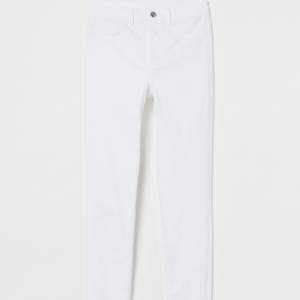 Vita jeans aldrig använda prislappen är fortfarande på säljer de pga använder aldrig de😊💓