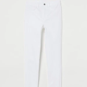 Vita Jeans  - Vita jeans aldrig använda prislappen är fortfarande på säljer de pga använder aldrig de😊💓