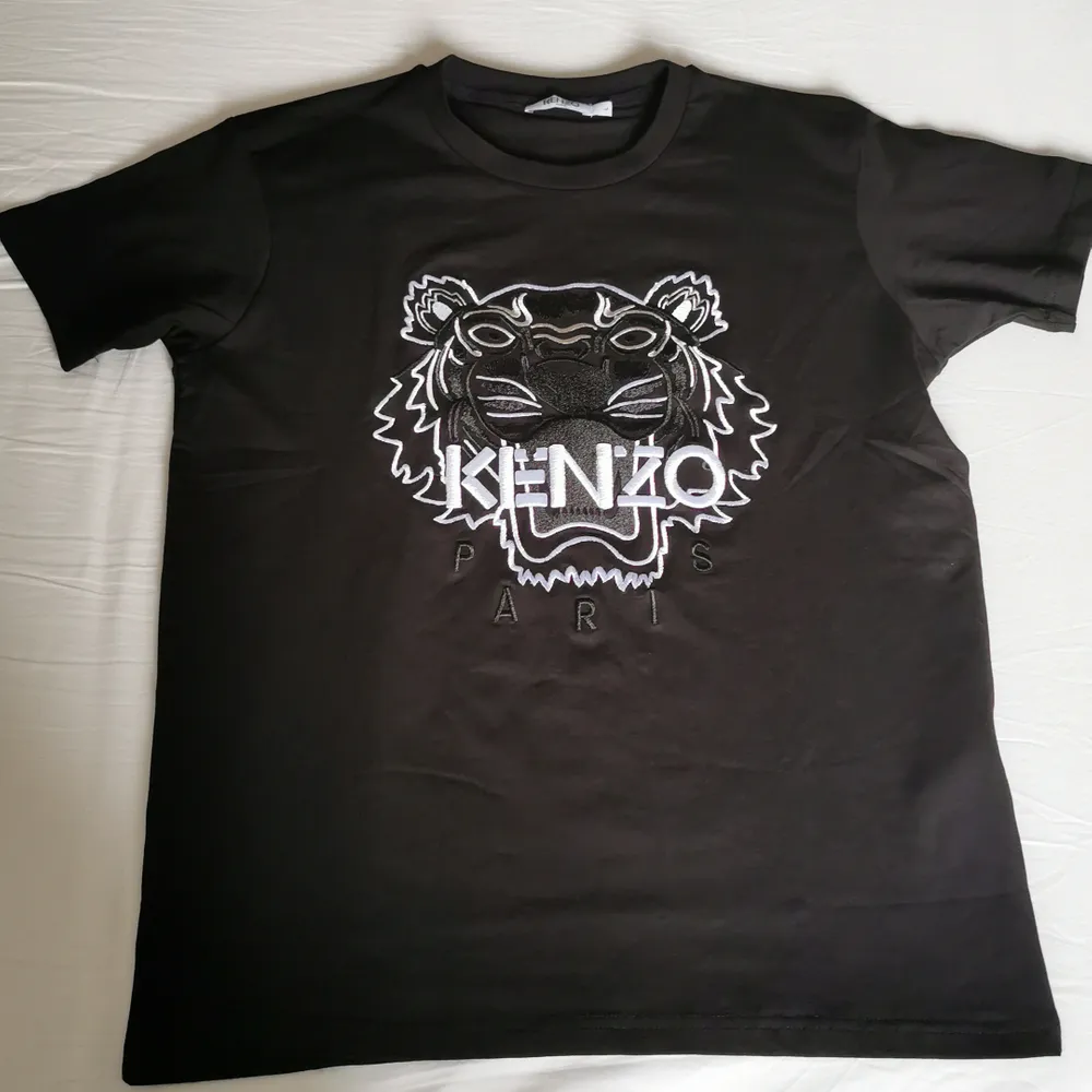 Kenzo, storlek L, oanvänd, helt ny. AAA+. T-shirts.