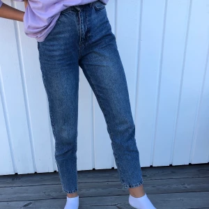 Blåa mom jeans - Snygga blåa jeans ifrån GinaTricot i storlek 34. Säljer pga kommer inte till användning. Nästan aldrig använda därmed gott skick💕 köparen står för frakt, buda i kommentarerna!