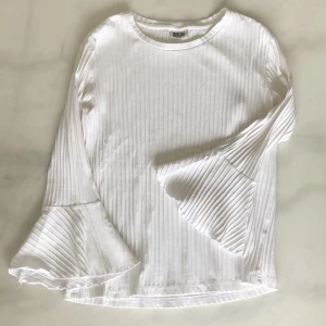 Tröja från Weekday - Långärmad tröja från Weekday. Sparsamt använd. Frakten är inräknad i priset!