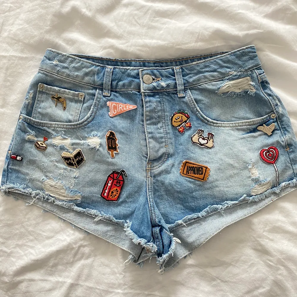 Supersöta och originella jeansshorts med patches och pins från Zara. Strl 38. Säljes för 100kr eller budgivning om flera är intresserade.. Shorts.