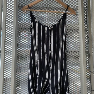 Playsuit - 🦋Superskön playsuit i svartvitt. Tunnt tyg.🦋
