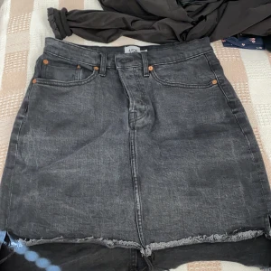 Kjol från lager 157 i storlek M - Den är i bra skick dock färgen blev lite för ljust efter första tvätten