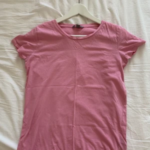 Tröja från Åhléns - Använd 1 gång. Rosa. Normal passform, inkl frakt