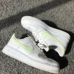 Nike Air Force 1 lime  - INTRESSEKOLL! Är någon intresserad av att köpa dessa AF1 i storlek 40 lime gul/grön med guldig detalj. Använda några fåtal gånger så dem är i ett fint skick. Bud från 750kr exkl frakt