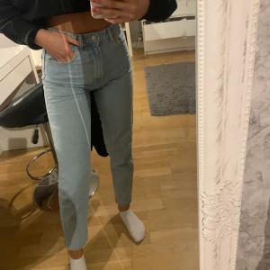 Jeans  - Säljer dessa as snygga jeans från Zara och de är knappt använda😍😍