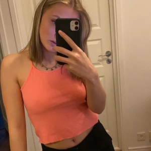 Corallfärgat trendigt linne✊🏼✊🏼✊🏼 - Trendigt ribbat linne med brottarygg! ❗️ALDRIG ANVÄNT❗️ 