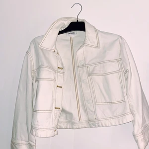 Jeansjacka - Vit jeansjacka från märket monki. Storlek Xs🌸 använd max 10 gånger