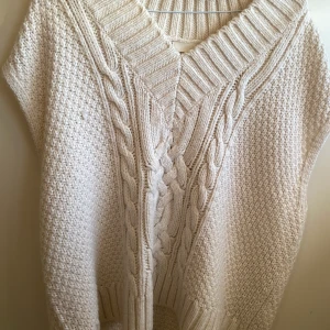 Väst - Fin stickad väst från h&m. Det är oversized. Fint skick förutom maskan som syns på tredje bilden😊