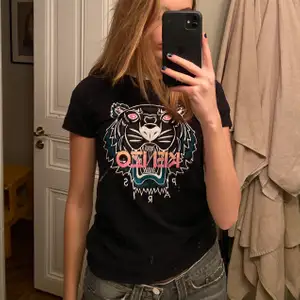 En svart kenzo t-shirt i väldigt bra skick, knappt använd. Ursprungs pris: 900 kr