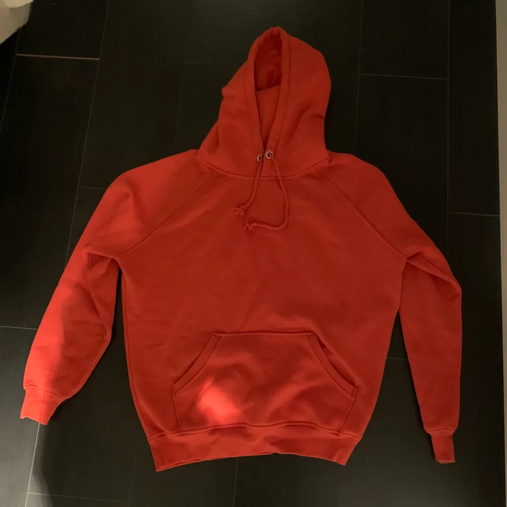 Jättefin röd hoodie från BikBok! Frakt tillkommer🌸. Tröjor & Koftor.