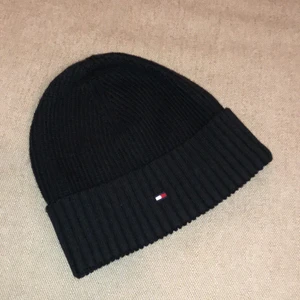 Tommy Hilfiger mössa och halsduk - Säljer både denna mössa och halsduk tillsammans, färgen är svart. Har använt dessa 1 gång men inte efter de. Skulle man vilja köpa bara mössan eller bara halsduken kostar mössan 100 kr separat och halsduken 150 kr separat. Båda för 200 kr.