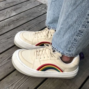 Eytys Sonic  - Säljer ett par Eytys Sonic som endast är använda 1 gång och i toppenskick. Både låda och dustbag finns kvar och ingår självklart! Nypriset på skorna var 2000 kr. 😇