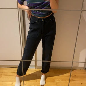 Ralph Lauren jeans - Superfina jeans från Raplh Lauren som tyvärr inte kommer till användning. De är i storlek 6 (USA) vilket motsvarar storlek 36. Bilderna är lite orättvisa när det gäller färg, men de är mörkblåa! Köparen står för frakten!🦋 