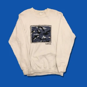 Vintage Sea world sweater - Färg: Blå/Svart/Vit.                                                                       Storlek: Syns ej. Ungefär M/L. (Pit to pit 60cm).                     Skick: 6/10 två mindre fläckar.                                                   KÖP NU för 250kr eller kom med bud! Frakt tillkommer (63kr). 