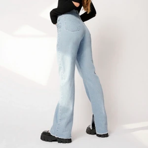 Hanna Schönberg x NAKD raw hem straight denim - Jeansen är raka i modellen med slits. De är slutsålda på hemsidan och av mig bara använda en gång så som nya i skicket. de är vanliga i storleken som är 36 o jag är 165 men hade passat alla från 160-170 cm skulle jag säga. ny pris på NAKD var 550kr så säljer för typ en tredjedel av priset. 