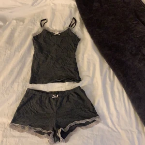 Pyjamas set - Pyjamas det i 2 delar. Använd men i fint skick. 🥰 30kr + frakt! Självklart tvättad